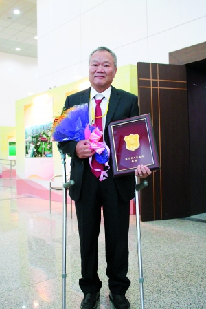 司徒端先生2013年10月26日被江门市授予第八批荣誉市民称号.jpg