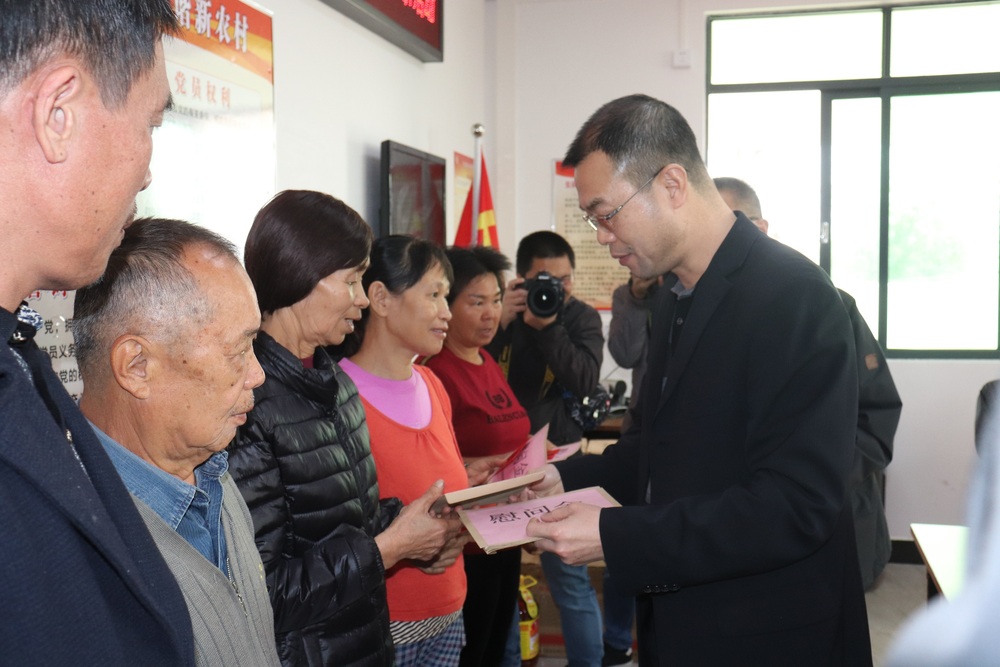 陈耀华部长向归侨侨眷派发慰问金.JPG